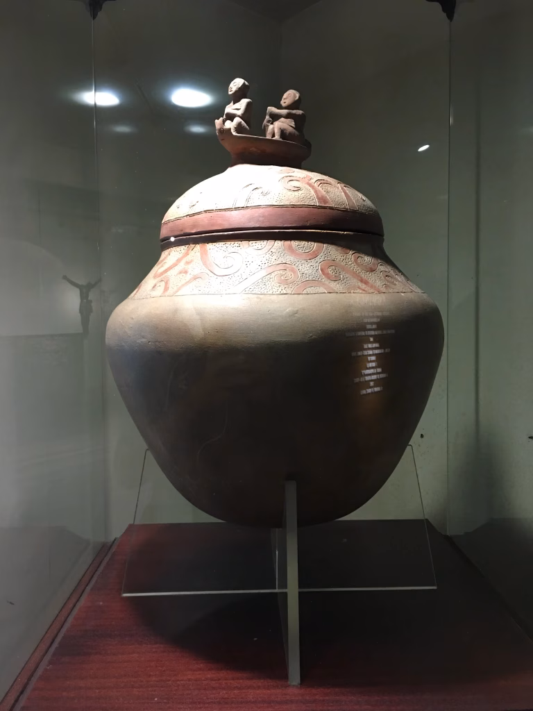 A photo of the Manunggul jar displayed at the Philippine National Museum of Anthropology.